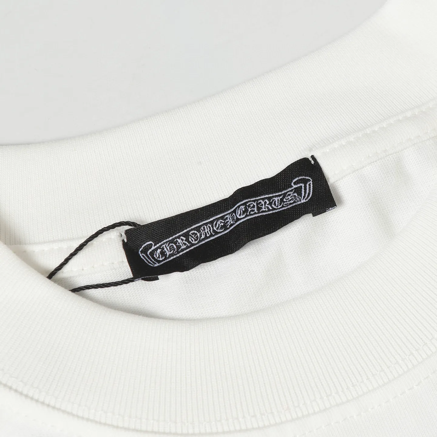 🅿️180 Chrome hearte/Chrome heart ch 25ss early spring Sanskrit horseshoe foam printed short-sleeved T-shirt. A must-have item for daily commuting for men and women in light luxury. The correct version is welcome to compare. Detailed features: ·280g 100% cotton double yarn jersey fabric. ·Special thickened 32 pieces of double-strand 1x1 thread in the same vat. ·Double-needle stitching process. ·Original main mark washed hangtag. Color: black white Size: XS-L